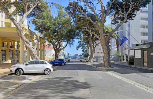 Sea Point Apartment | Charming Central Sea Point Haven 50m to Ocean