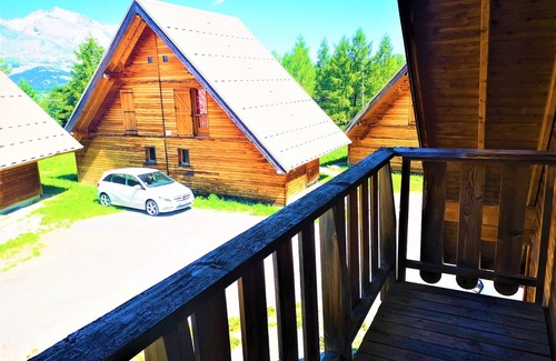 La Joue du Loup Ski Chalet | Charming Chalet in Les Flocons du Soleil - 3 Rooms, 7 Guests, Pool & Sauna Access