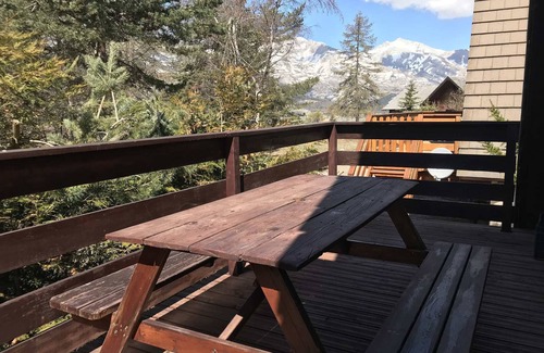 La Joue du Loup Ski Chalet | "Charming Chalet with Mountain Views, 5 Min Walk to Slopes - Le Jardin Alpin"