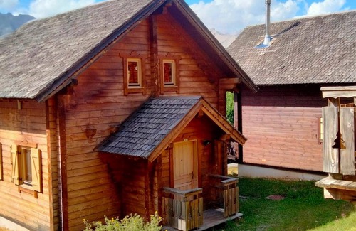Le Devoluy Ski Chalet | Charming Chalet for 6 with Pool Access, Near Ski Slopes