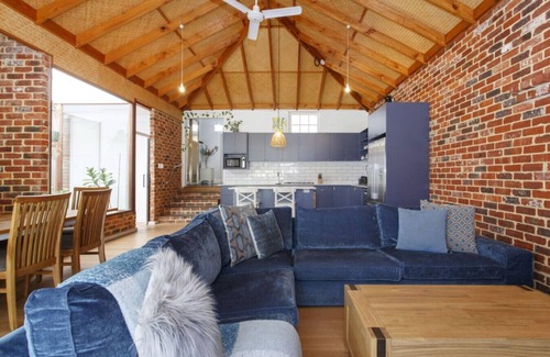 South Fremantle Apartment | Charming Charles – Pet-Friendly Near Cafes & Beaches