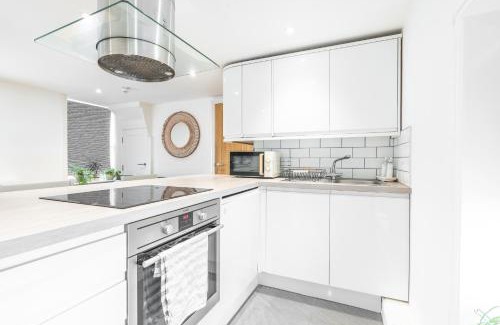 Brighton City Centre Apartment | Charming & Chic, Cosy Beach Nest, Just 2-min walk!