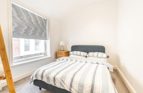 Brighton City Centre Apartment | Charming & Chic, Cosy Beach Nest, Just 2-min walk!