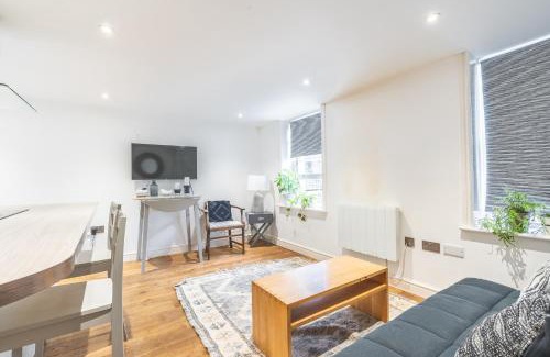 Brighton City Centre Apartment | Charming & Chic, Cosy Beach Nest, Just 2-min walk!