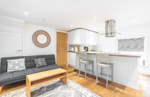 Brighton City Centre Apartment | Charming & Chic, Cosy Beach Nest, Just 2-min walk!