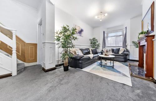 Bumble's Green Apartment | Charming City Retreat,4 Bedroom House,Garden,Free Parking
