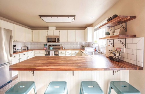 Mountain View House | Charming & CLEAN 4Bed Family Home w/2 En Suites