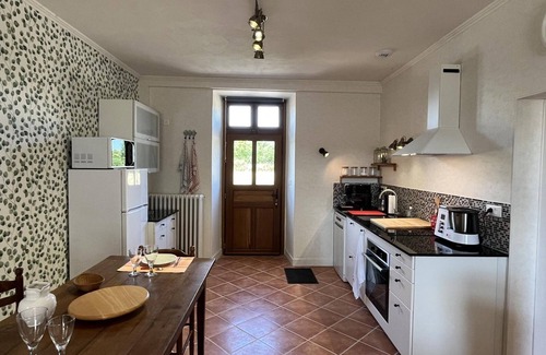Lavault-Sainte-Anne Cottage | Charming Cottage: Golf, Garden, and Modern Amenities in the Heart of France