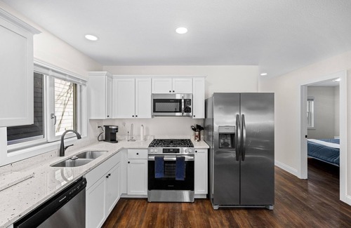 Lakeside Cottage | Charming cottage in Lakeside near Cherry Park and the lake!