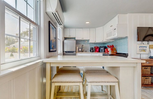 Dennis Port Cottage | Charming coastal cottage with AC, bikes, deck, outdoor shower & grill