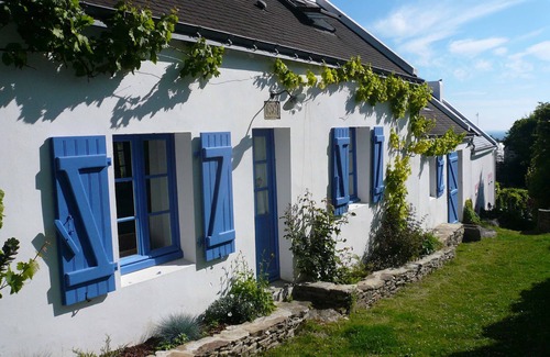 Locmaria House | Charming Coastal Cottage: Steps from Samzun Beach, Fireplace, Garden, Fully Equipped Kitchen