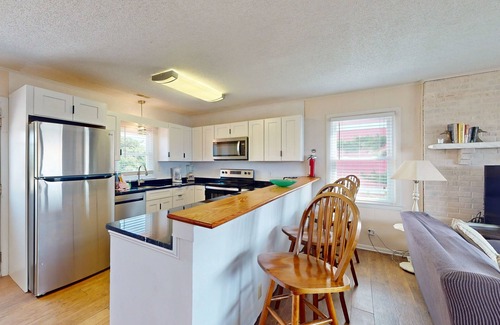 Emerald Isle Apartment | Charming coastal dog friendly apartment near the beach