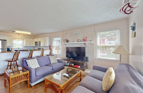 Emerald Isle Apartment | Charming coastal dog friendly apartment near the beach