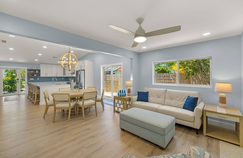 Sanibel House | Charming coastal home biking distance to the beach!