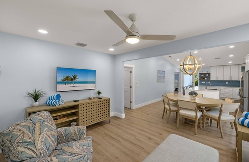 Sanibel House | Charming coastal home biking distance to the beach!
