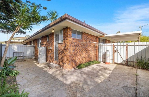 Urunga House | Charming Coastal Retreat: Modern Unit in Urunga with Easy Lido & beach Access