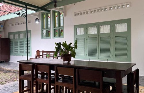 Bogor Tengah House | Charming Colonial Home near Botanical Garden