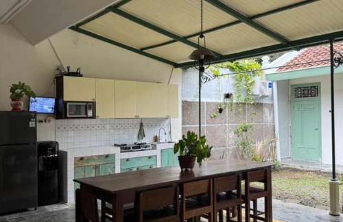 Bogor Tengah House | Charming Colonial Home near Botanical Garden