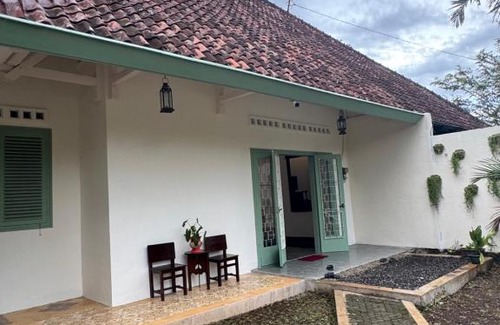 Bogor Tengah House | Charming Colonial Home near Botanical Garden