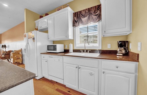 Cape San Blas Condo | Charming Condo in Cape San Blas with Amazing Views, Pool, Hot Tub, and Beach Access – Sleeps 7!