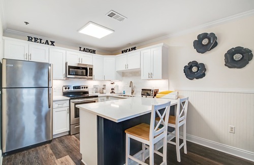 Gulf Place Condo | Charming condo near the beach, with community pools and hot tub