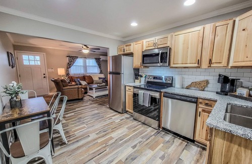 West Jefferson Condo | Charming condo w/Stunning Mountain Views near Downtown WJ