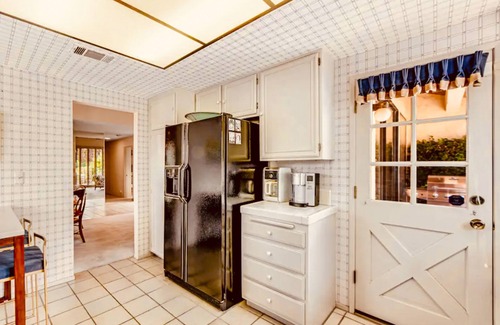 Palm Desert Condo | Charming condo with pool, hot tub, fireplace, wet bar, & W/D
