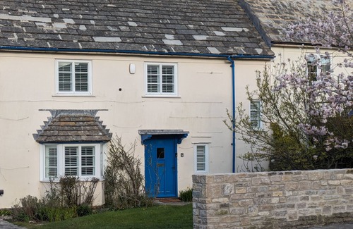Corfe Castle Village Cottage | Charming Corfe Castle Escape with Steam Train Views