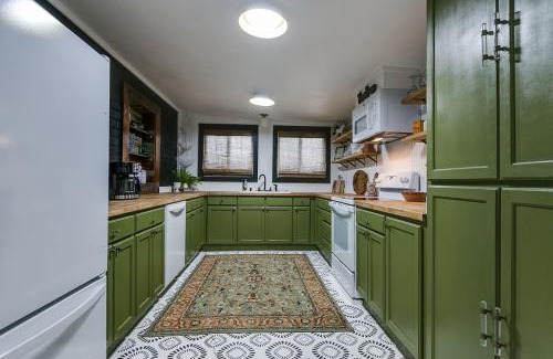 San Angelo House | Charming Corner Walkable to AFB