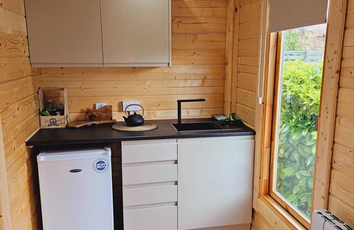 Hove Cabin | Charming & Cosy Self Contained Log Cabin, Private Entrance & Free on St Parking