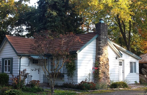 Historic Old Town Cottage | Charming Cottage With Stone Fireplace