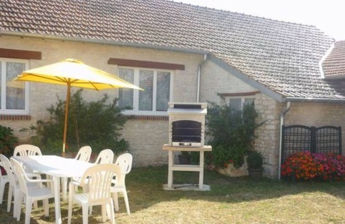 Sceaux-du-Gatinais Cottage | Charming Cottage with Garden, Near Paris & Orléans