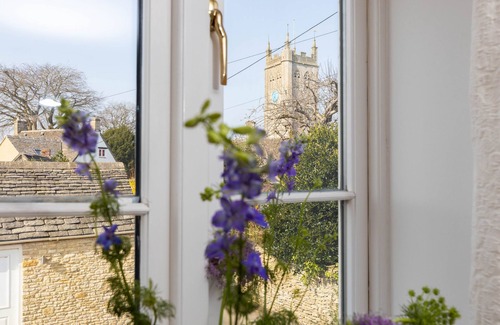 Sherston House | Charming Cotswold Stone Cottage with 3 Large En-Suite Bedrooms and Pretty Garden
