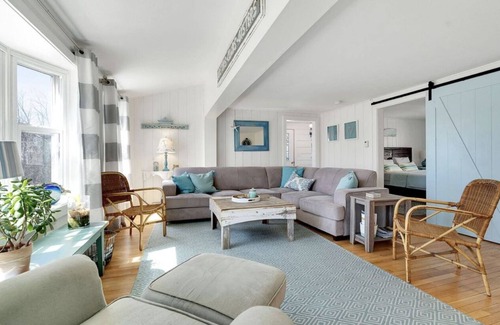 Ocean Park Cottage | Charming cottage only 3 min walk to the beach!!