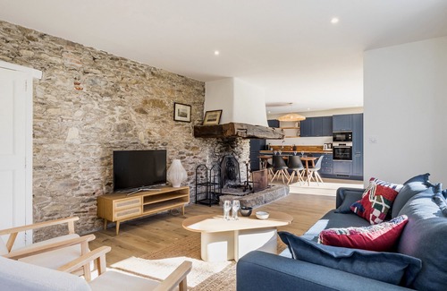 Mauves-sur-Loire Cottage | Charming Cottage near Loire: Private Terrace, 2 Ensuite BRs, Baby Gear, WiFi, Pet-Friendly