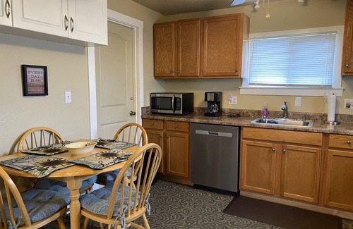 Grants Pass Cottage | Charming Cottage 1 1/2 blocks from Historic Grants Pass