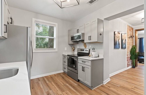 Pensacola House | Charming Cottage * 2 Miles to NAS * Remodeled * 2 Queen Beds * Fenced Yard