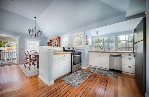 Julian Cottage | Charming cottage.A 1 minute walk to Main Street. Shops, Restaurants and more.