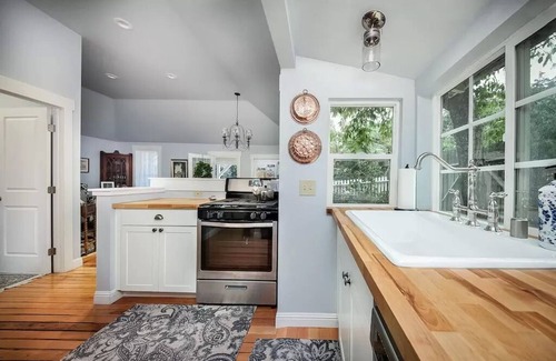 Julian Cottage | Charming cottage.A 1 minute walk to Main Street. Shops, Restaurants and more.