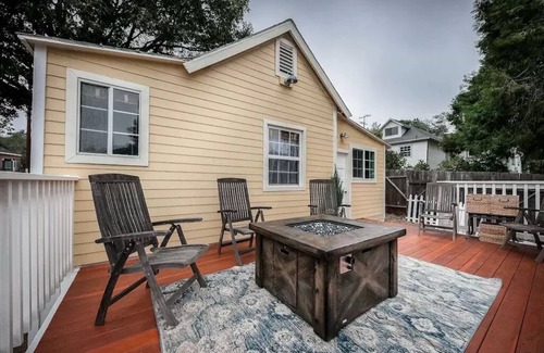 Julian Cottage | Charming cottage.A 1 minute walk to Main Street. Shops, Restaurants and more.