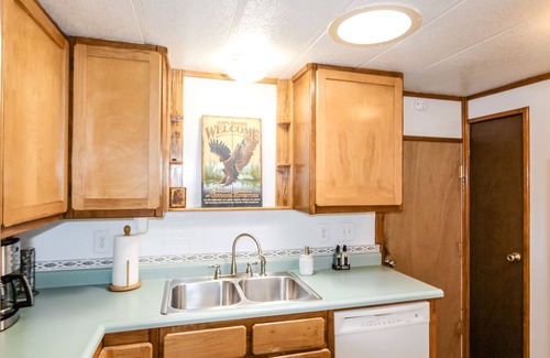 Harbor Cottage | Charming cottage by Port of Brookings with WiFi & washer/dryer - walk to beach