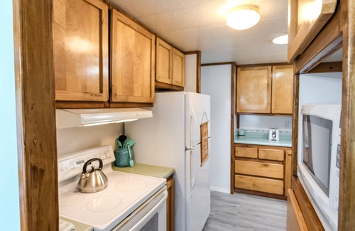 Harbor Cottage | Charming cottage by Port of Brookings with WiFi & washer/dryer - walk to beach