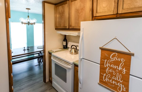 Harbor Cottage | Charming cottage by Port of Brookings with WiFi & washer/dryer - walk to beach
