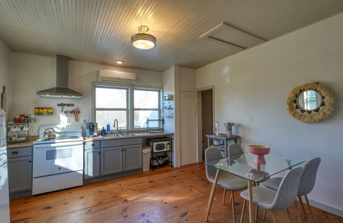 Llano House | Charming cottage by the Llano River