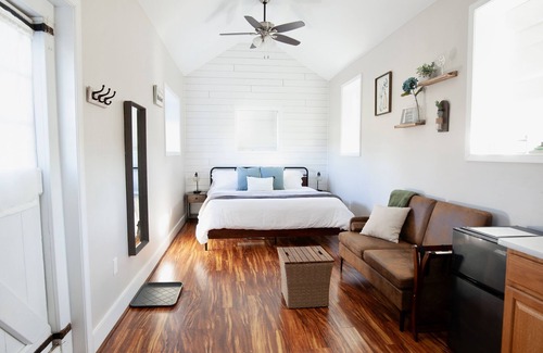 Blue Ridge Cottage | Charming Cottage Farm Stay w/King Bed: Country Views-Pet Friendly!
