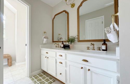 Savannah House | Charming Cottage for Family and Dogs near Beach & City
