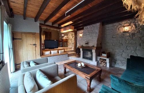 Gimnee House | Charming cottage in a farm with views, cleaning included