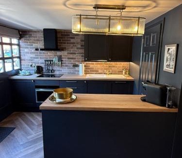 Christchurch House | Charming Cottage in heart of town