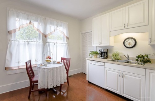 Hot Springs House | Charming Cottage in town~on Appalachian Trail~Mountain Views~