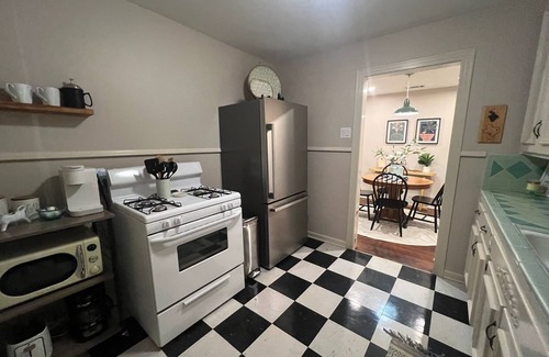 Nacogdoches House | Charming Cottage near SFA, azalea gardens, & walking trails.